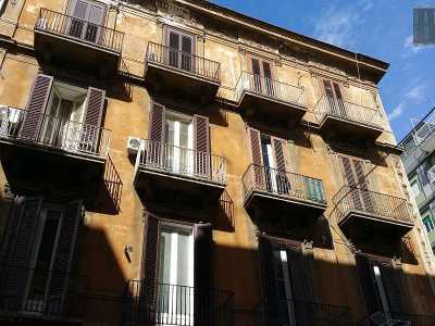 Nella struttura sono accolte un migliaio di persone, tutte di religione ebraica: di fatto proprio qui vede la luce la "Comunit� israelitica di Bari", che aiuta gli inquilini con una mensa, una scuola e un ufficio informazioni che facilita la ricerca dei dispersi e la partenza di chi vorrebbe raggiungere la Palestina
